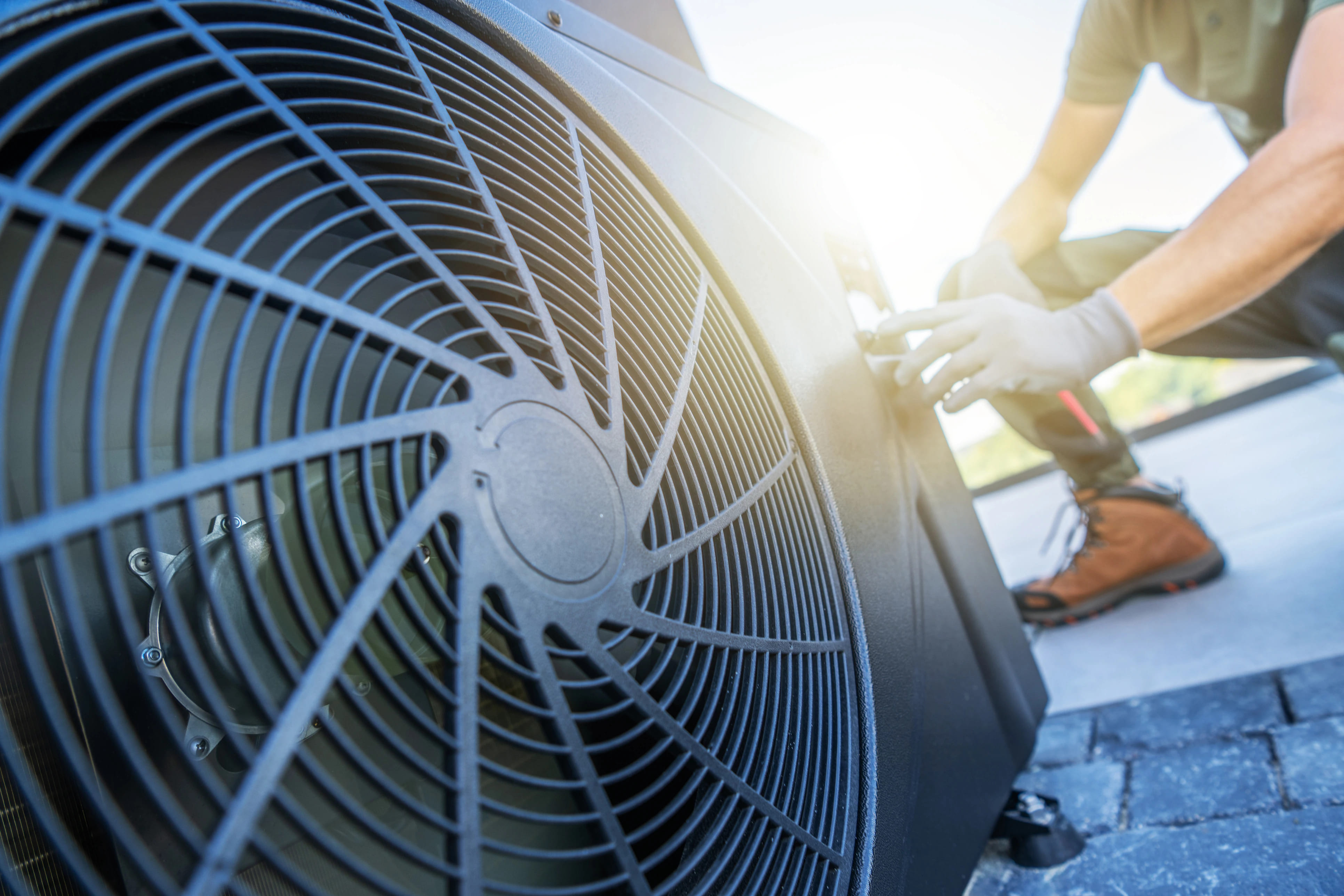 Unitat exterior d’aerotèrmia en una instal·lació de climatització industrial