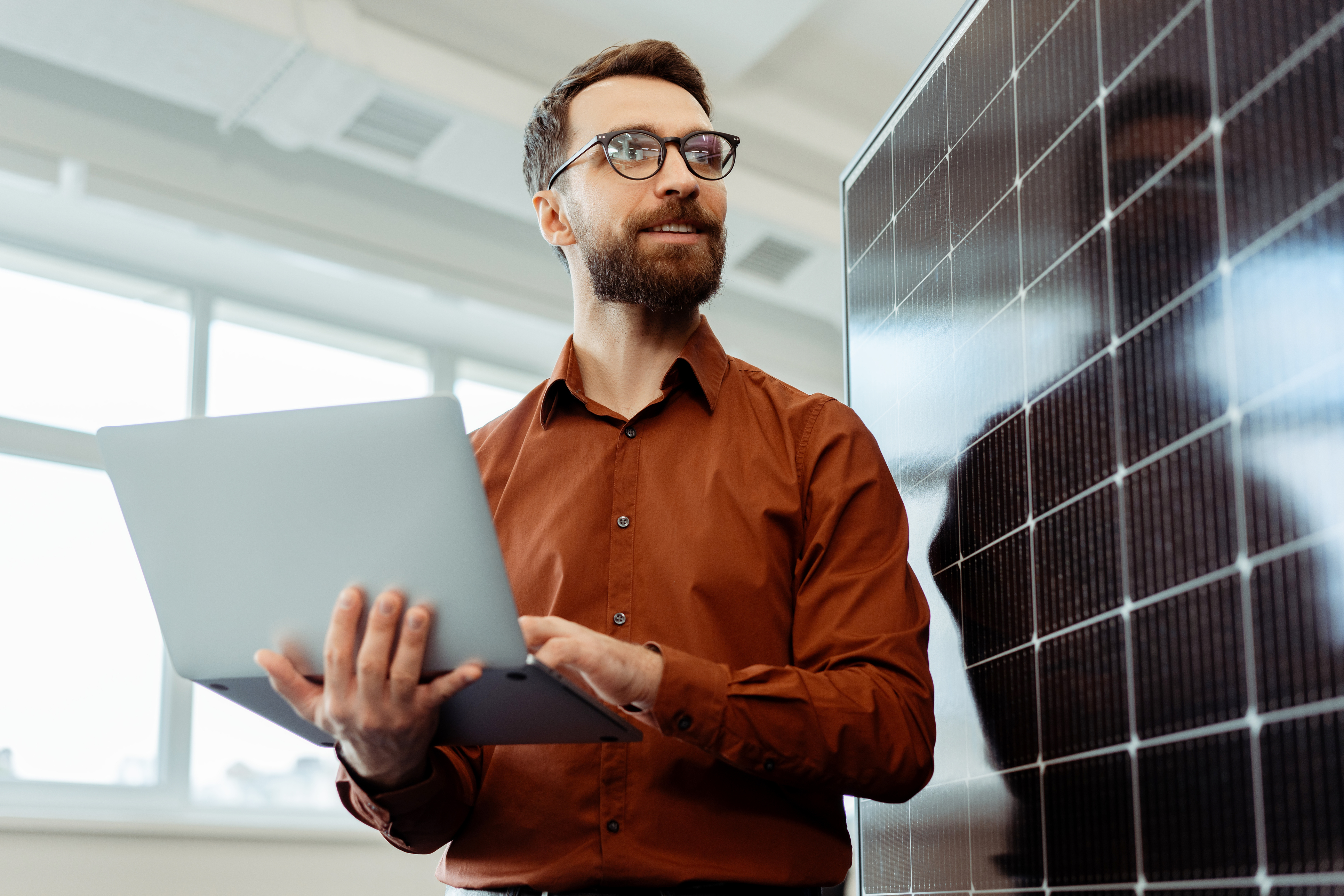 Assessor energètic revisant un estudi al costat d’una instal·lació solar