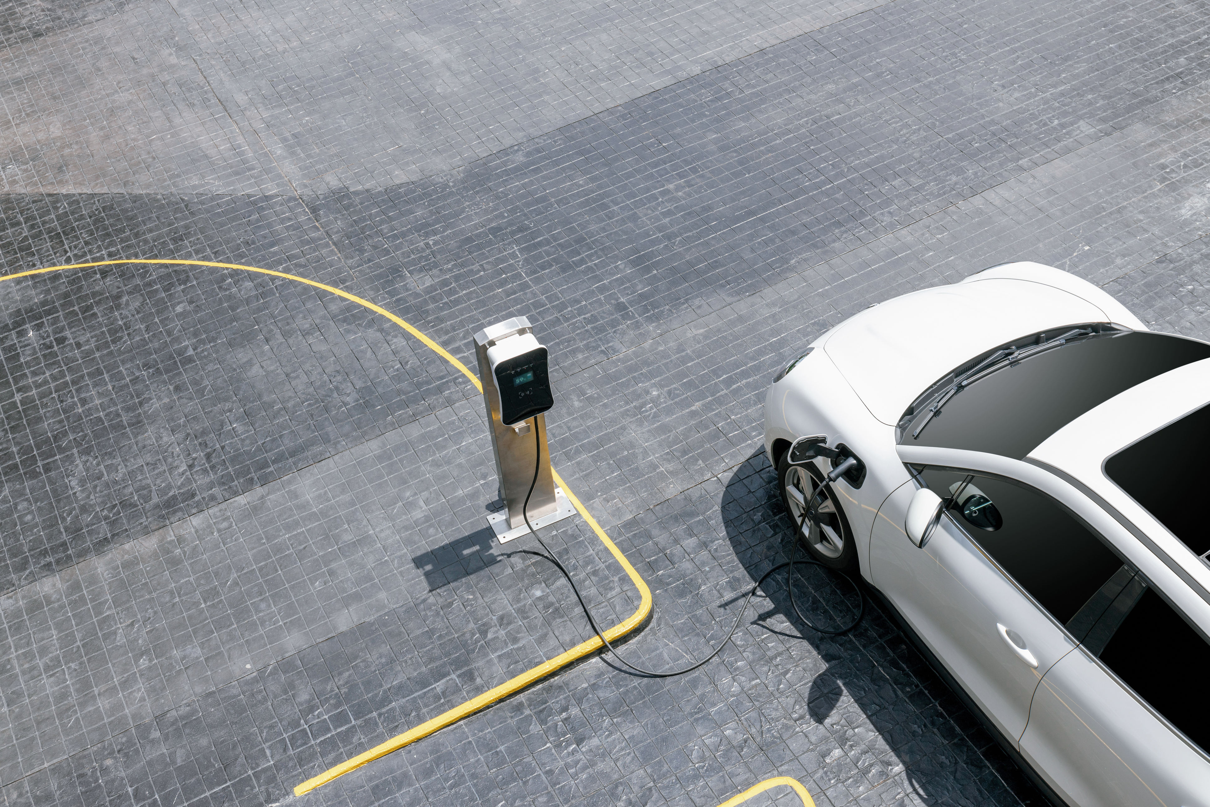 Vehicle elèctric carregant en un punt de recàrrega d’empresa